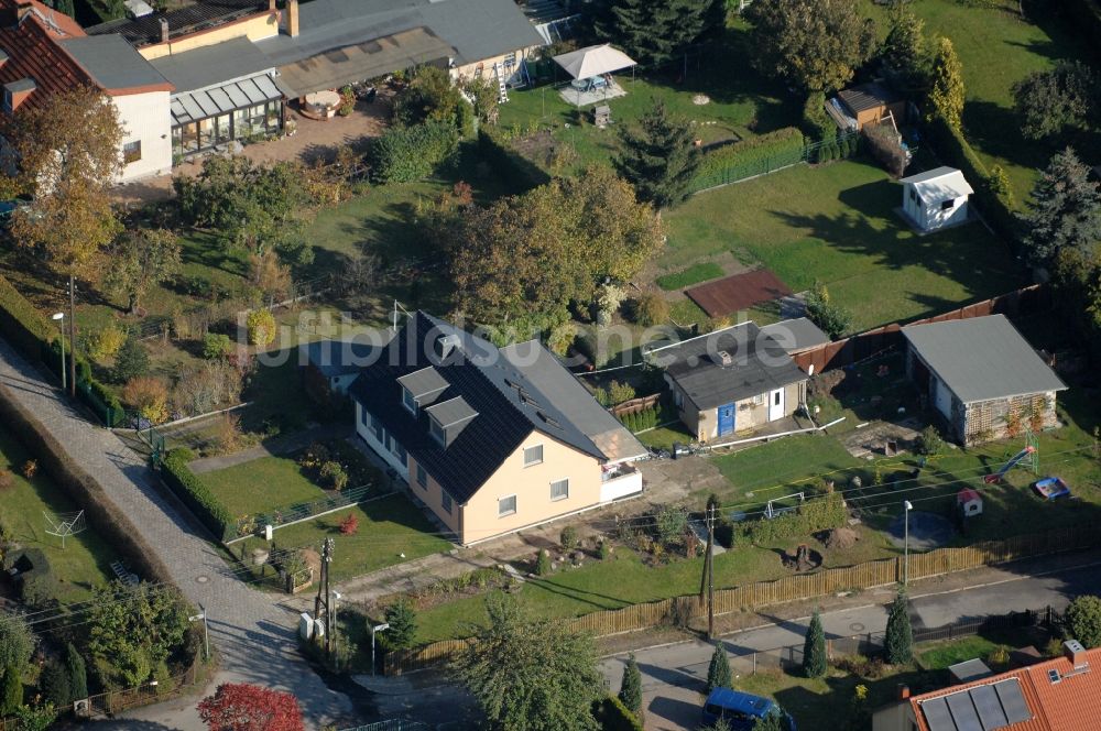 Berlin aus der Vogelperspektive: Wohngebiet einer Einfamilienhaus- Siedlung im Ortsteil Karow in Berlin, Deutschland