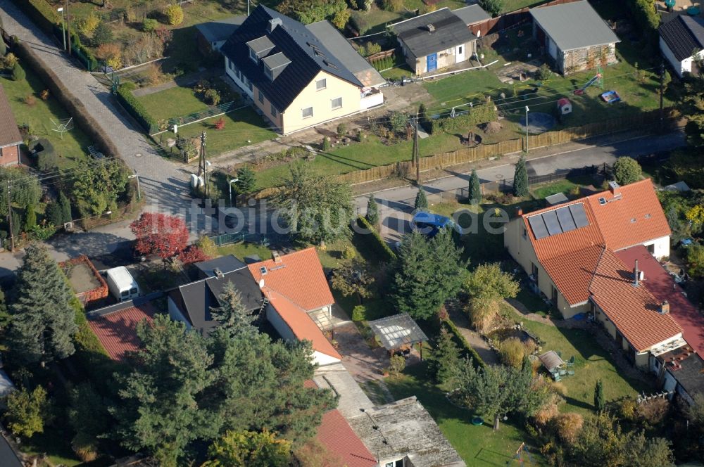 Luftbild Berlin - Wohngebiet einer Einfamilienhaus- Siedlung im Ortsteil Karow in Berlin, Deutschland