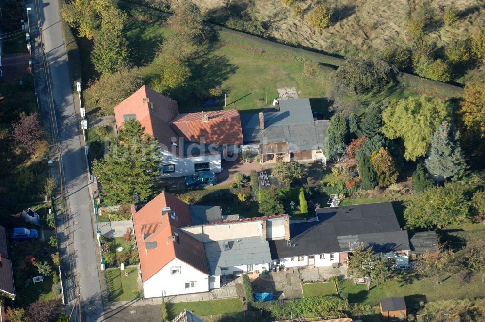 Luftaufnahme Berlin - Wohngebiet einer Einfamilienhaus- Siedlung im Ortsteil Karow in Berlin, Deutschland