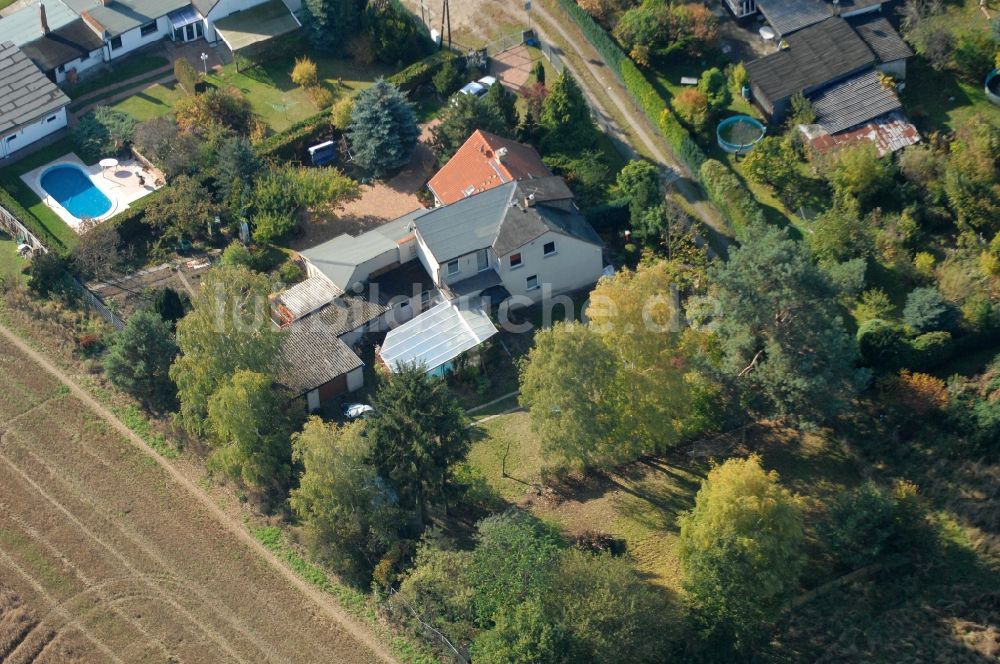 Luftaufnahme Berlin - Wohngebiet einer Einfamilienhaus- Siedlung im Ortsteil Karow in Berlin, Deutschland