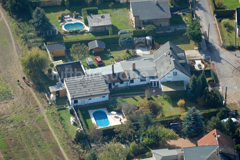 Luftbild Berlin - Wohngebiet einer Einfamilienhaus- Siedlung im Ortsteil Karow in Berlin, Deutschland