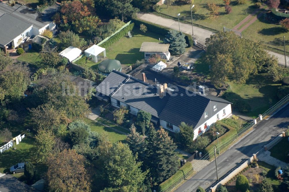 Luftbild Berlin - Wohngebiet einer Einfamilienhaus- Siedlung im Ortsteil Karow in Berlin, Deutschland