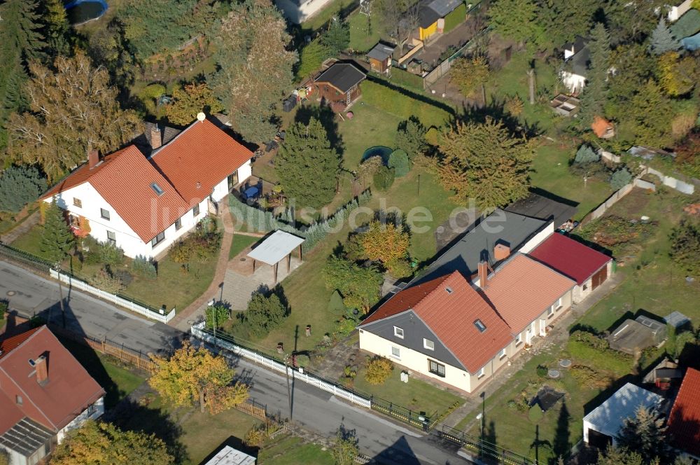 Berlin von oben - Wohngebiet einer Einfamilienhaus- Siedlung im Ortsteil Karow in Berlin, Deutschland