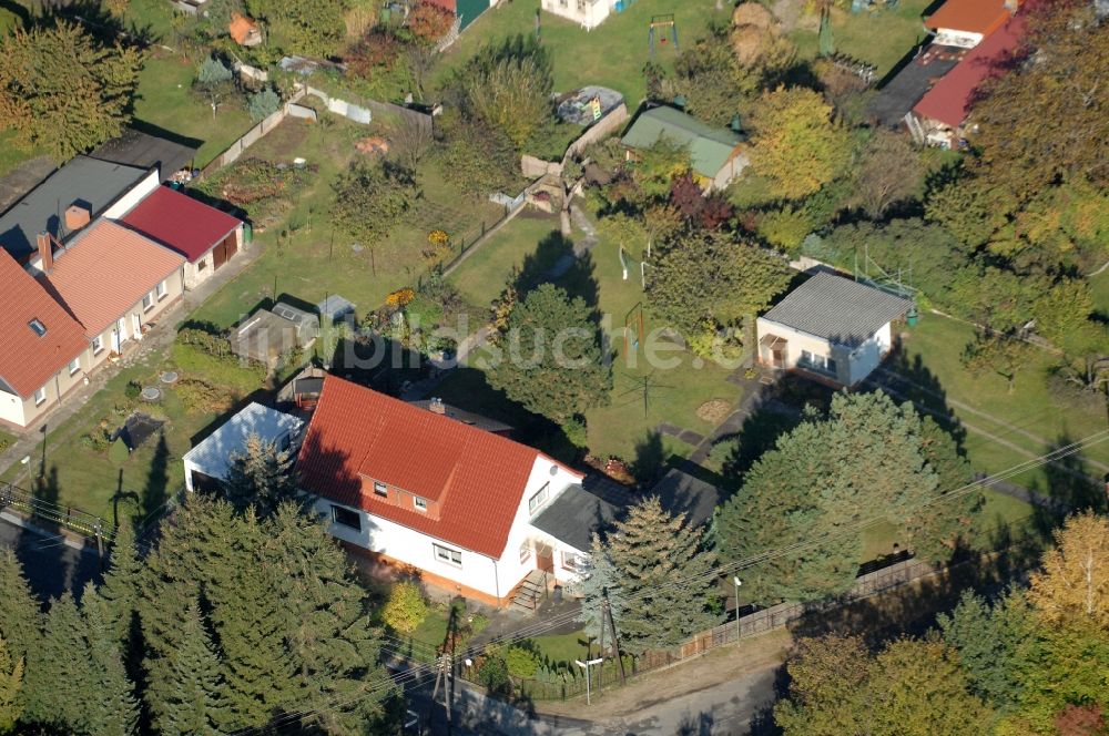 Berlin aus der Vogelperspektive: Wohngebiet einer Einfamilienhaus- Siedlung im Ortsteil Karow in Berlin, Deutschland