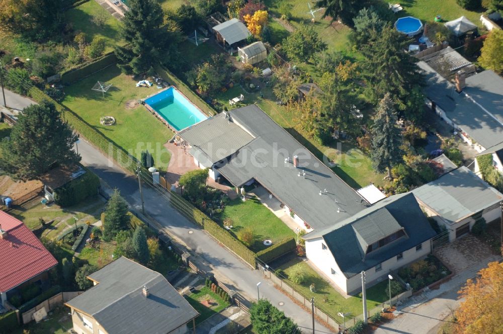 Berlin aus der Vogelperspektive: Wohngebiet einer Einfamilienhaus- Siedlung im Ortsteil Karow in Berlin, Deutschland