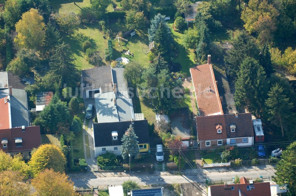 Luftaufnahme Berlin - Wohngebiet einer Einfamilienhaus- Siedlung im Ortsteil Karow in Berlin, Deutschland