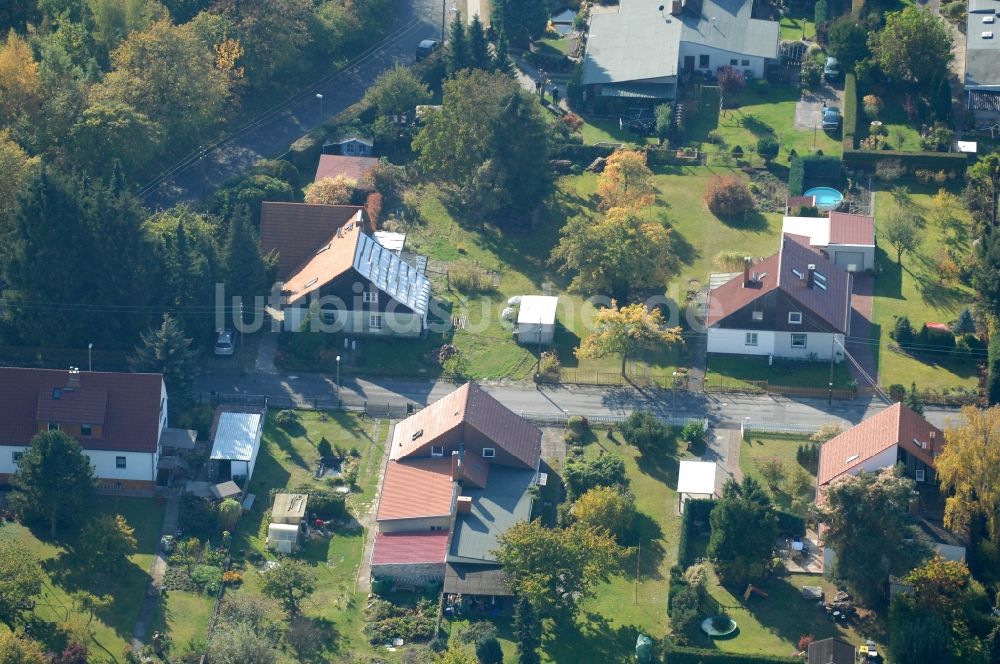 Luftbild Berlin - Wohngebiet einer Einfamilienhaus- Siedlung im Ortsteil Karow in Berlin, Deutschland