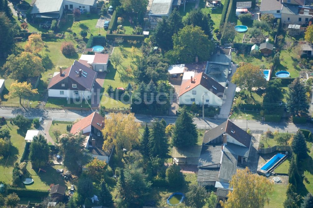 Luftaufnahme Berlin - Wohngebiet einer Einfamilienhaus- Siedlung im Ortsteil Karow in Berlin, Deutschland