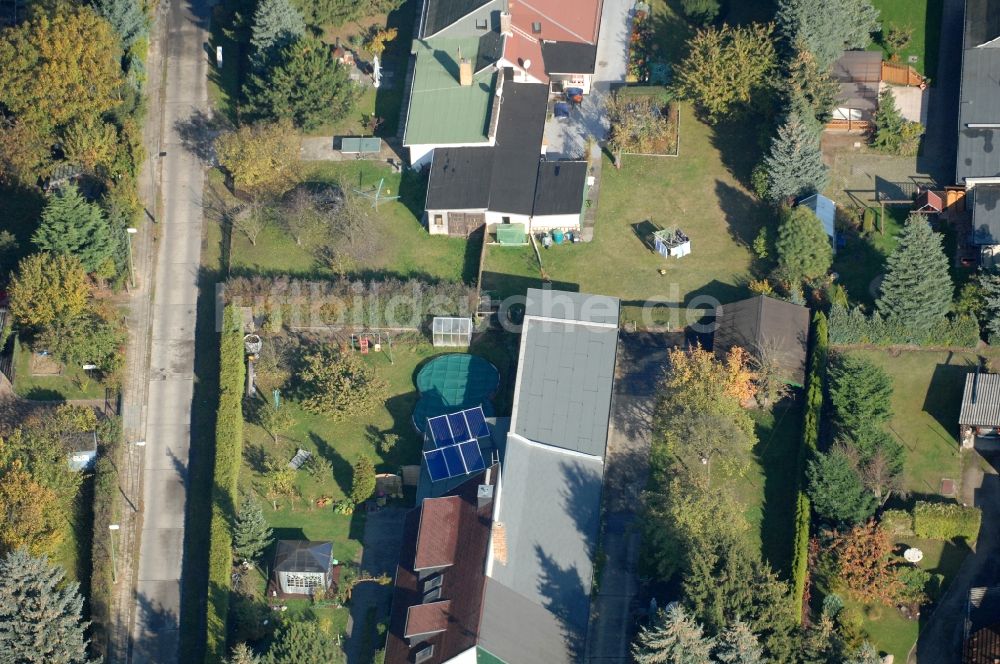 Berlin aus der Vogelperspektive: Wohngebiet einer Einfamilienhaus- Siedlung im Ortsteil Karow in Berlin, Deutschland