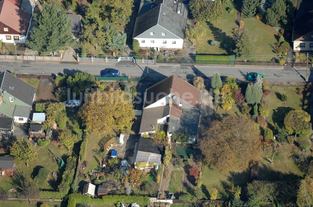 Berlin von oben - Wohngebiet einer Einfamilienhaus- Siedlung im Ortsteil Karow in Berlin, Deutschland