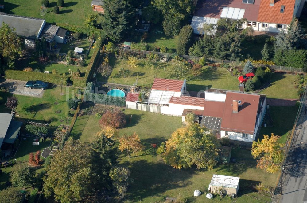 Berlin von oben - Wohngebiet einer Einfamilienhaus- Siedlung im Ortsteil Karow in Berlin, Deutschland