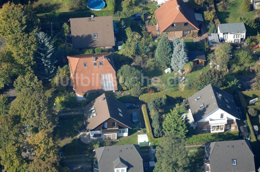 Luftbild Berlin - Wohngebiet einer Einfamilienhaus- Siedlung im Ortsteil Karow in Berlin, Deutschland