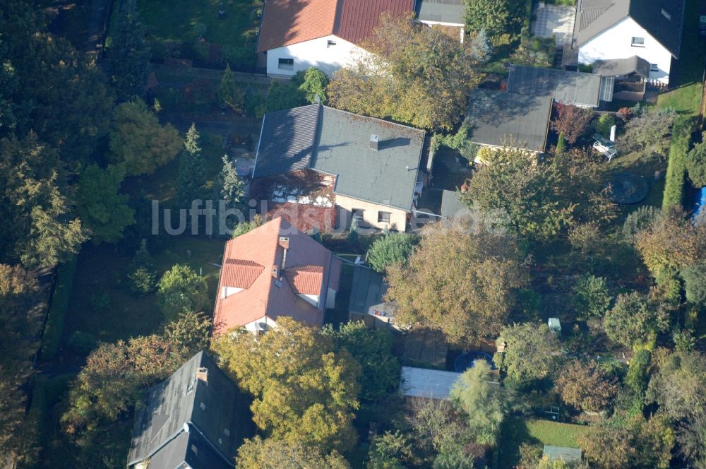 Luftaufnahme Berlin - Wohngebiet einer Einfamilienhaus- Siedlung im Ortsteil Karow in Berlin, Deutschland