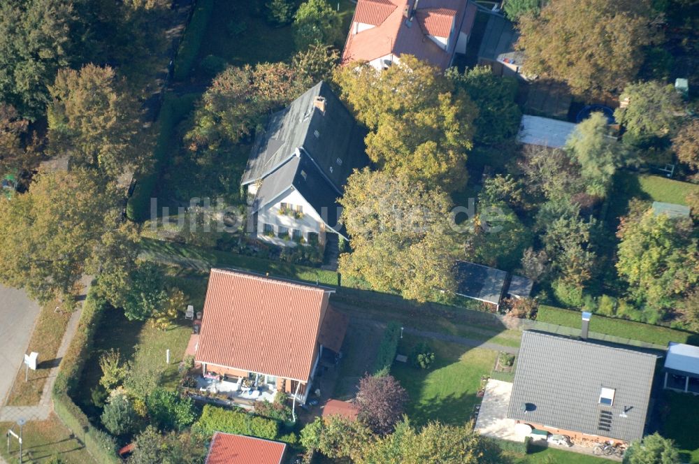 Berlin von oben - Wohngebiet einer Einfamilienhaus- Siedlung im Ortsteil Karow in Berlin, Deutschland