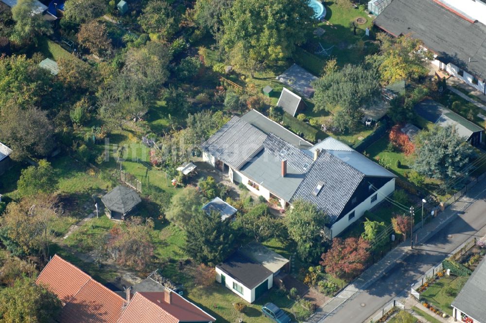 Berlin aus der Vogelperspektive: Wohngebiet einer Einfamilienhaus- Siedlung im Ortsteil Karow in Berlin, Deutschland