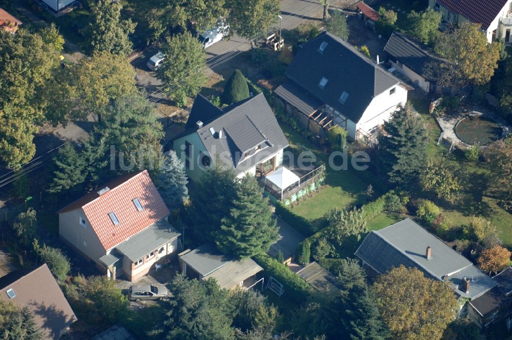 Luftaufnahme Berlin - Wohngebiet einer Einfamilienhaus- Siedlung im Ortsteil Karow in Berlin, Deutschland