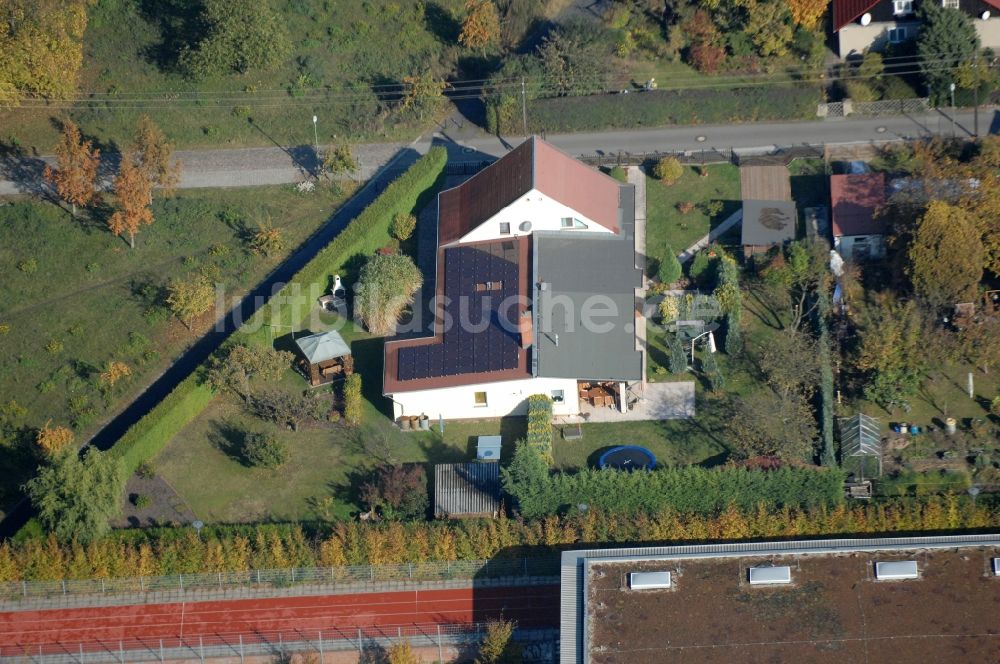 Luftaufnahme Berlin - Wohngebiet einer Einfamilienhaus- Siedlung im Ortsteil Karow in Berlin, Deutschland