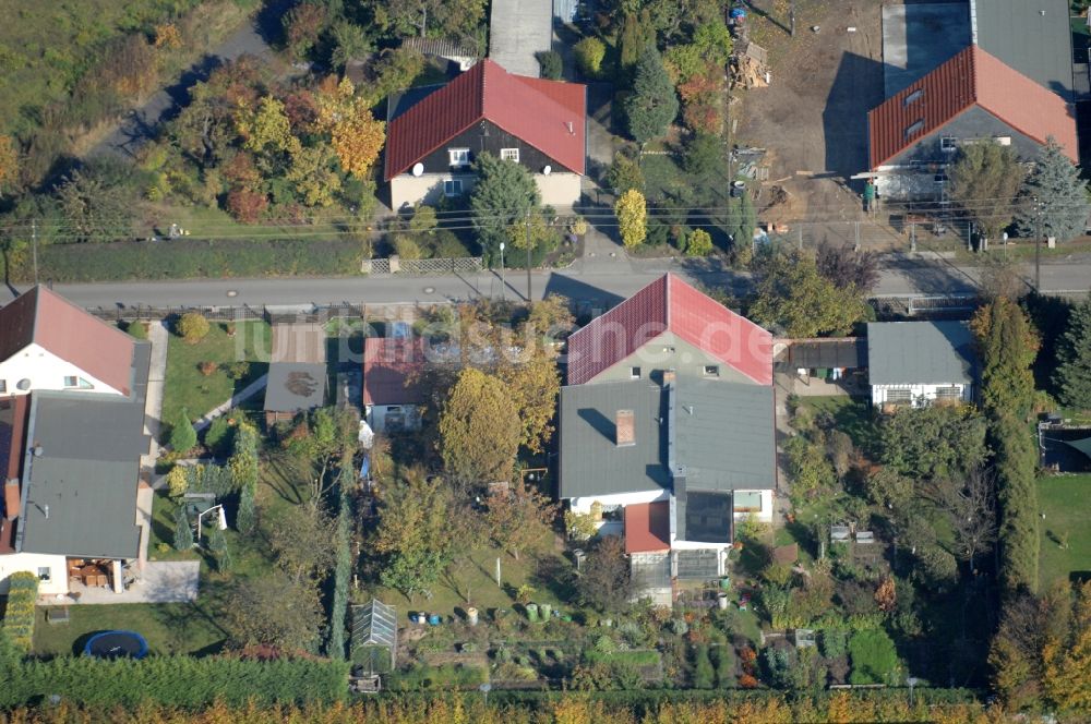 Berlin von oben - Wohngebiet einer Einfamilienhaus- Siedlung im Ortsteil Karow in Berlin, Deutschland