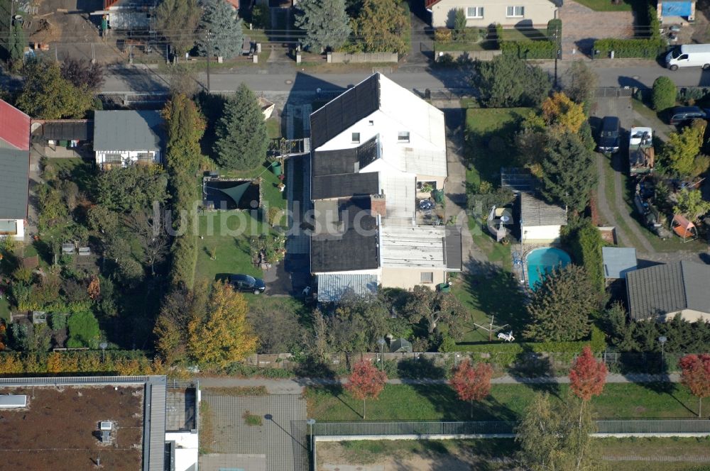 Berlin aus der Vogelperspektive: Wohngebiet einer Einfamilienhaus- Siedlung im Ortsteil Karow in Berlin, Deutschland