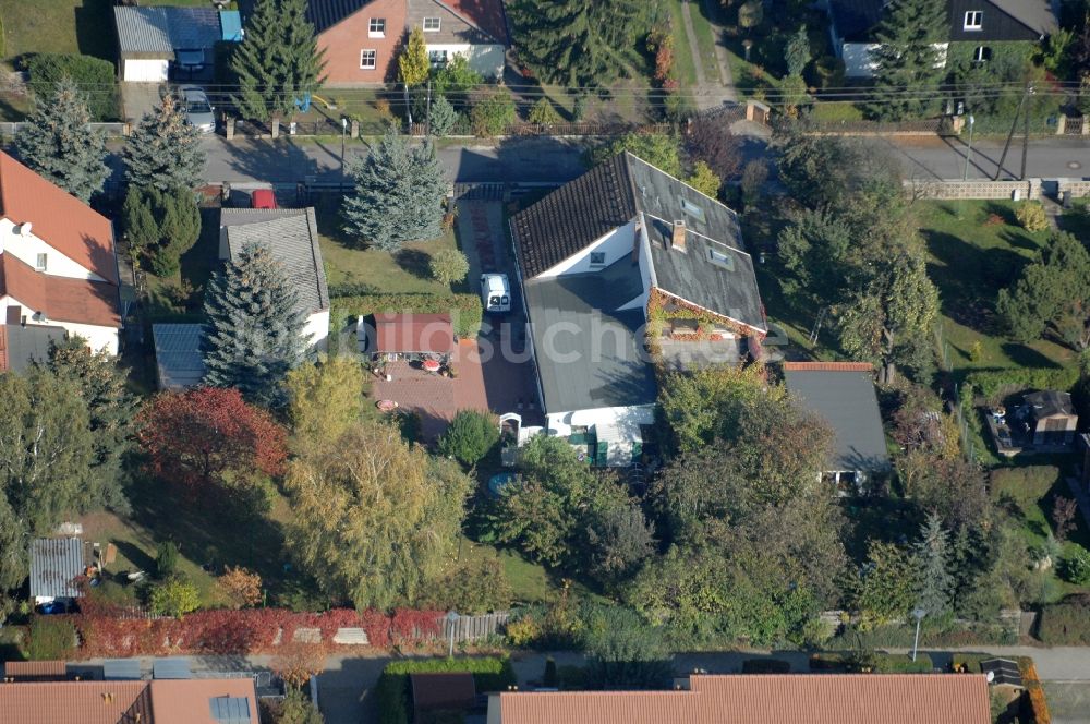 Berlin von oben - Wohngebiet einer Einfamilienhaus- Siedlung im Ortsteil Karow in Berlin, Deutschland