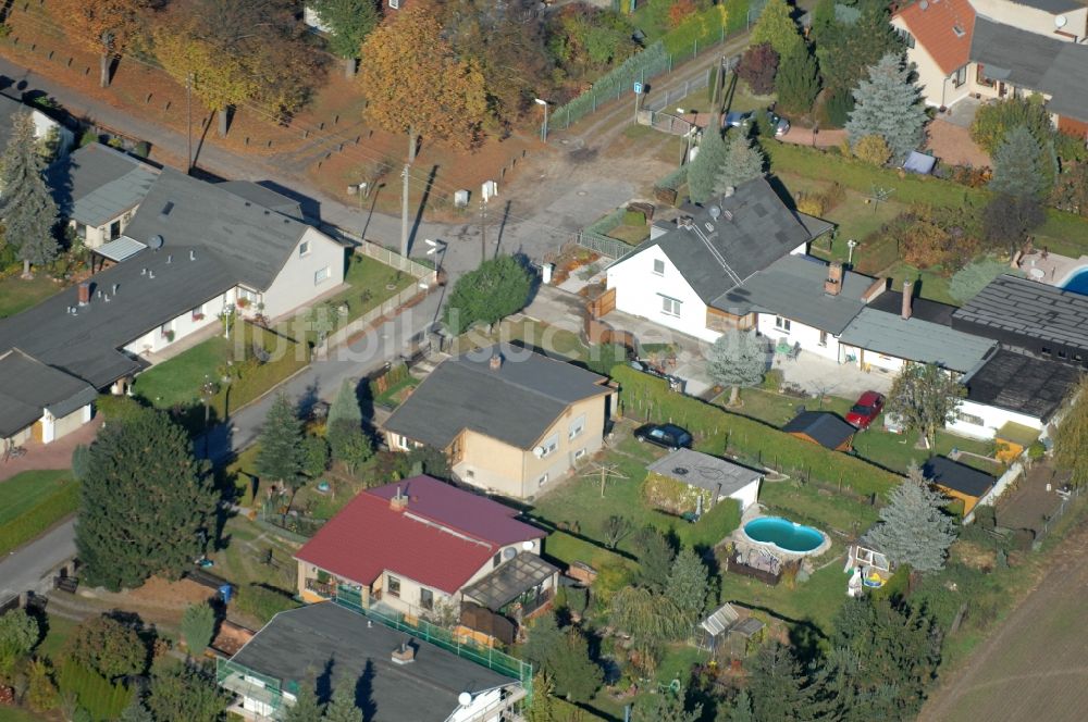 Luftbild Berlin - Wohngebiet einer Einfamilienhaus- Siedlung im Ortsteil Karow in Berlin, Deutschland