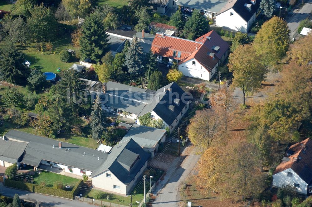 Luftbild Berlin - Wohngebiet einer Einfamilienhaus- Siedlung im Ortsteil Karow in Berlin, Deutschland