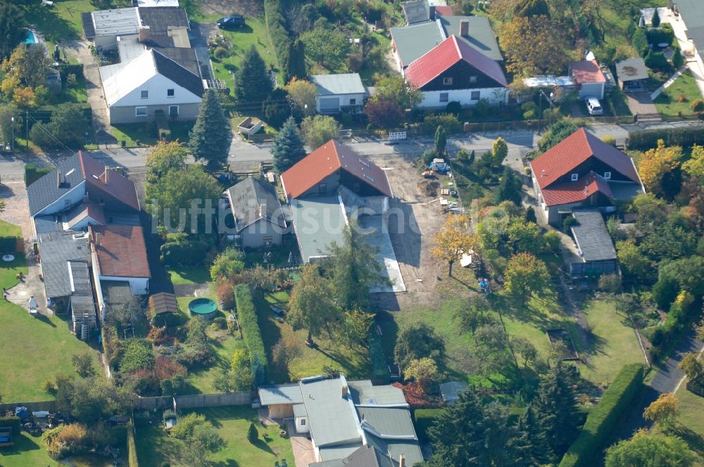 Luftaufnahme Berlin - Wohngebiet einer Einfamilienhaus- Siedlung im Ortsteil Karow in Berlin, Deutschland