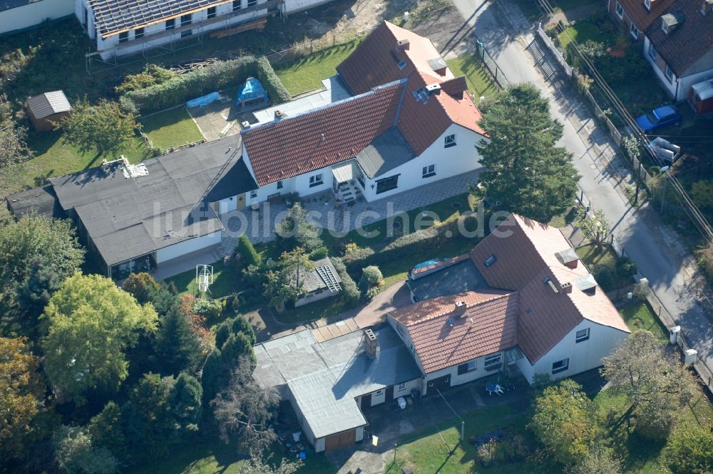 Berlin von oben - Wohngebiet einer Einfamilienhaus- Siedlung im Ortsteil Karow in Berlin, Deutschland