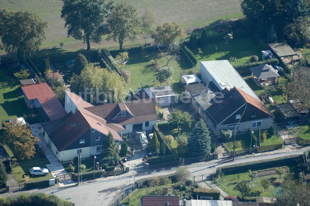 Berlin von oben - Wohngebiet einer Einfamilienhaus- Siedlung im Ortsteil Karow in Berlin, Deutschland