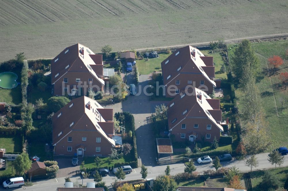 Luftbild Berlin - Wohngebiet einer Einfamilienhaus- Siedlung im Ortsteil Karow in Berlin, Deutschland