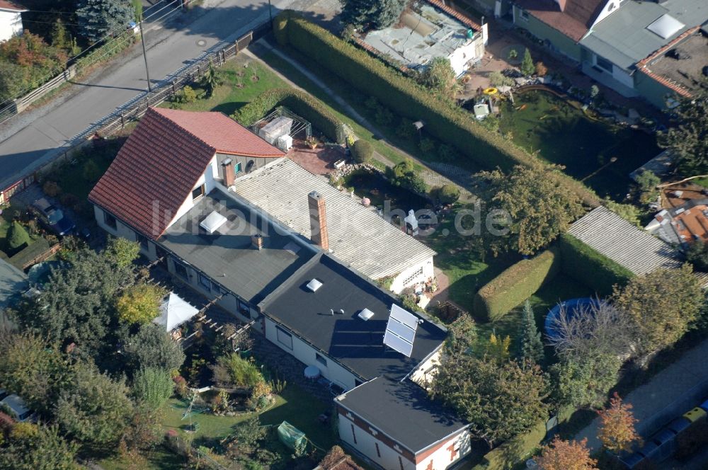 Berlin von oben - Wohngebiet einer Einfamilienhaus- Siedlung im Ortsteil Karow in Berlin, Deutschland