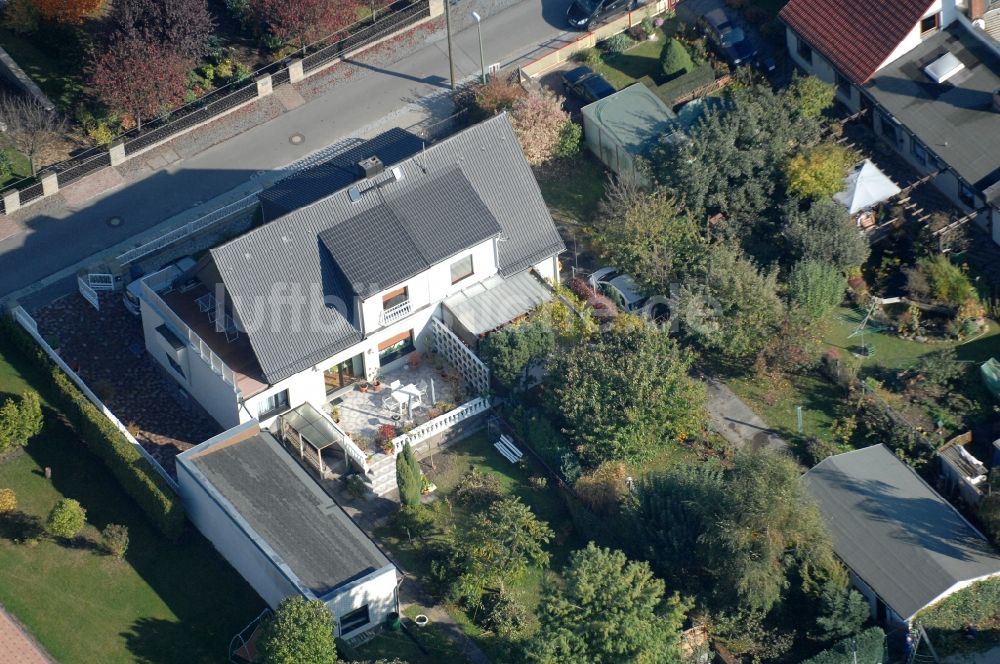 Berlin aus der Vogelperspektive: Wohngebiet einer Einfamilienhaus- Siedlung im Ortsteil Karow in Berlin, Deutschland