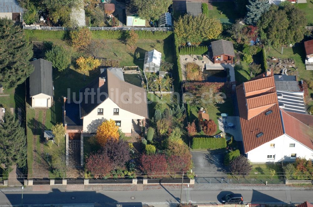 Berlin von oben - Wohngebiet einer Einfamilienhaus- Siedlung im Ortsteil Karow in Berlin, Deutschland