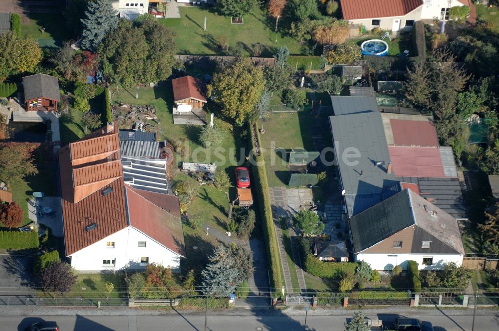 Berlin aus der Vogelperspektive: Wohngebiet einer Einfamilienhaus- Siedlung im Ortsteil Karow in Berlin, Deutschland