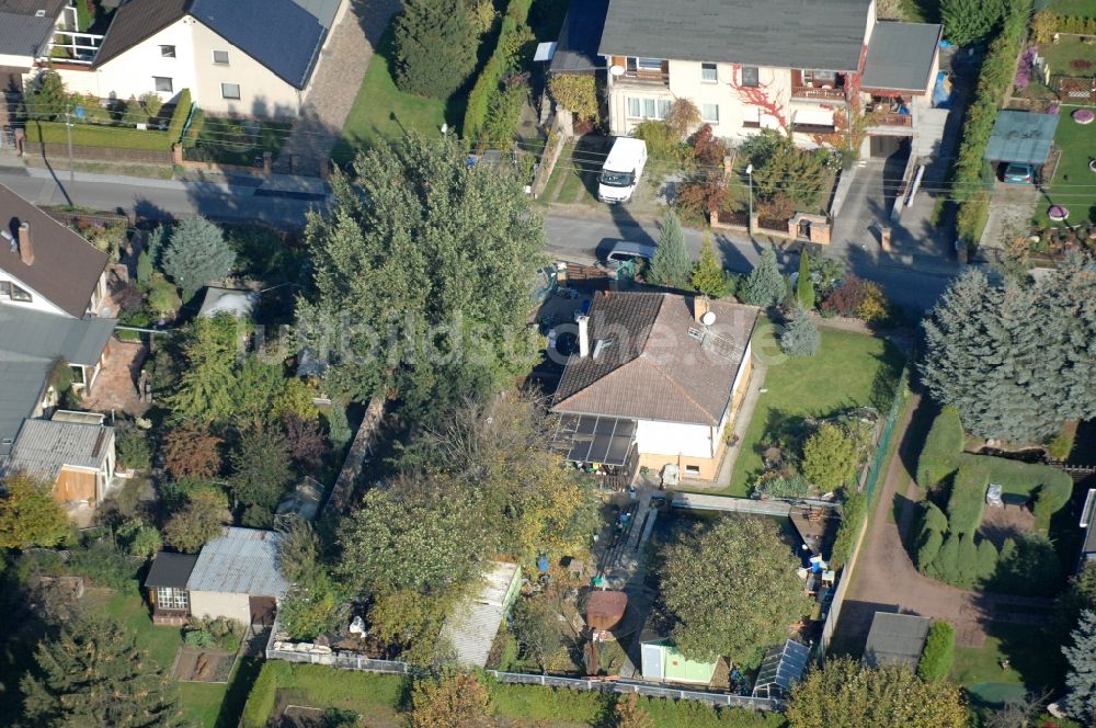 Berlin von oben - Wohngebiet einer Einfamilienhaus- Siedlung im Ortsteil Karow in Berlin, Deutschland