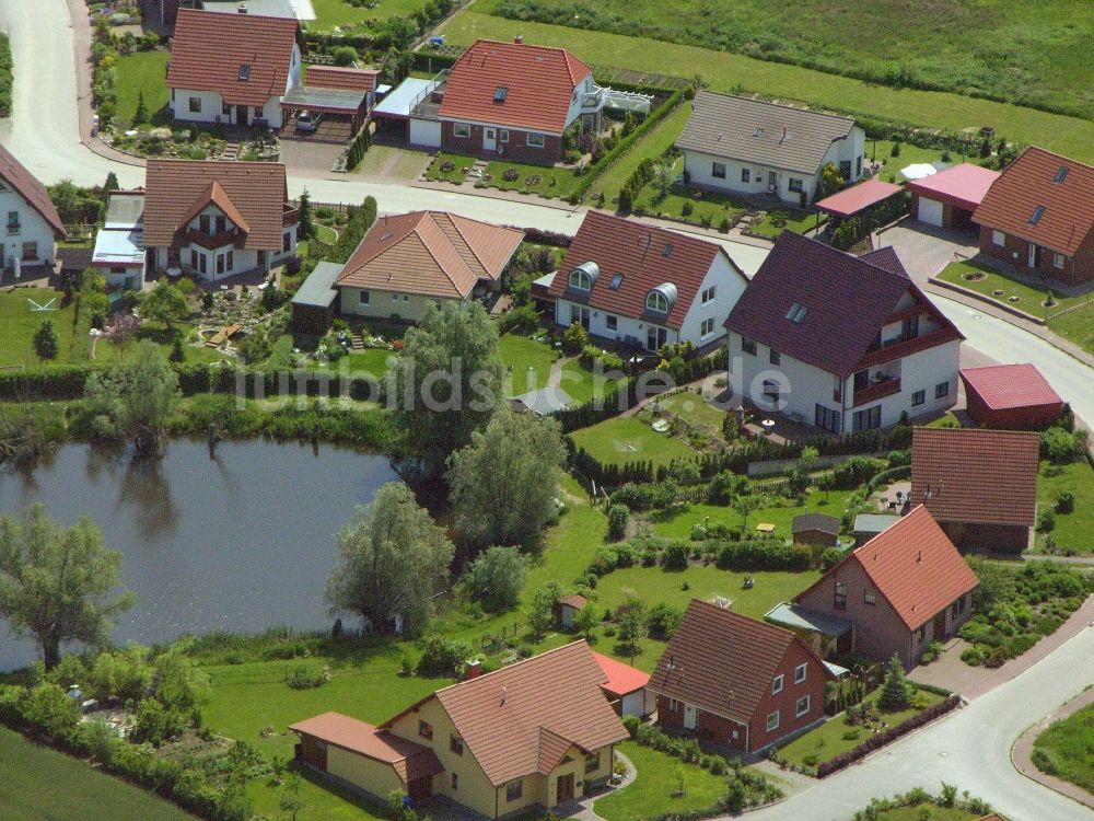 Luftaufnahme Burg Stargard - Wohngebiet einer Einfamilienhaus- Siedlung im Ortsteil Quastenberg in Burg Stargard im Bundesland Mecklenburg-Vorpommern, Deutschland