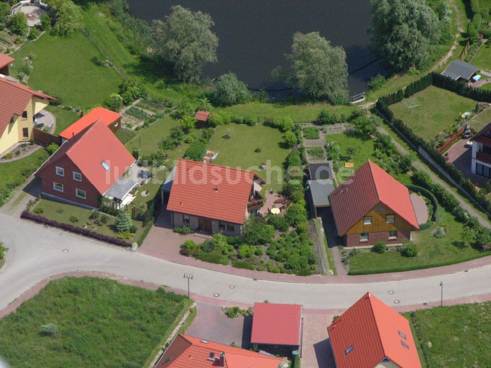 Burg Stargard aus der Vogelperspektive: Wohngebiet einer Einfamilienhaus- Siedlung im Ortsteil Quastenberg in Burg Stargard im Bundesland Mecklenburg-Vorpommern, Deutschland