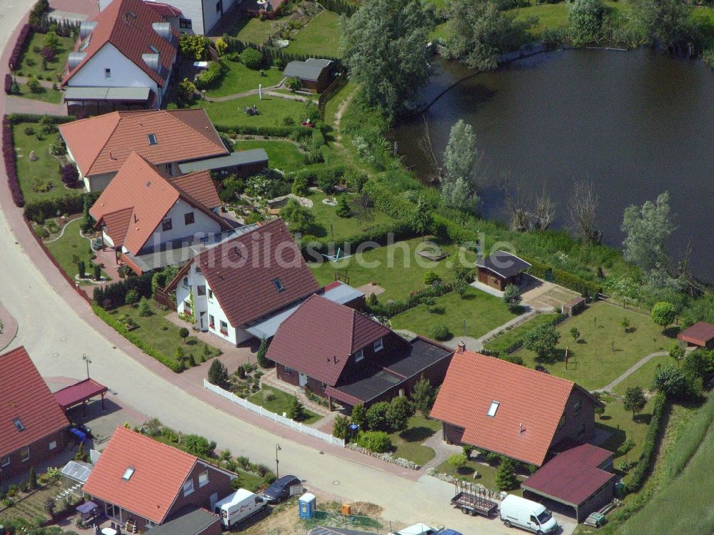 Burg Stargard aus der Vogelperspektive: Wohngebiet einer Einfamilienhaus- Siedlung im Ortsteil Quastenberg in Burg Stargard im Bundesland Mecklenburg-Vorpommern, Deutschland