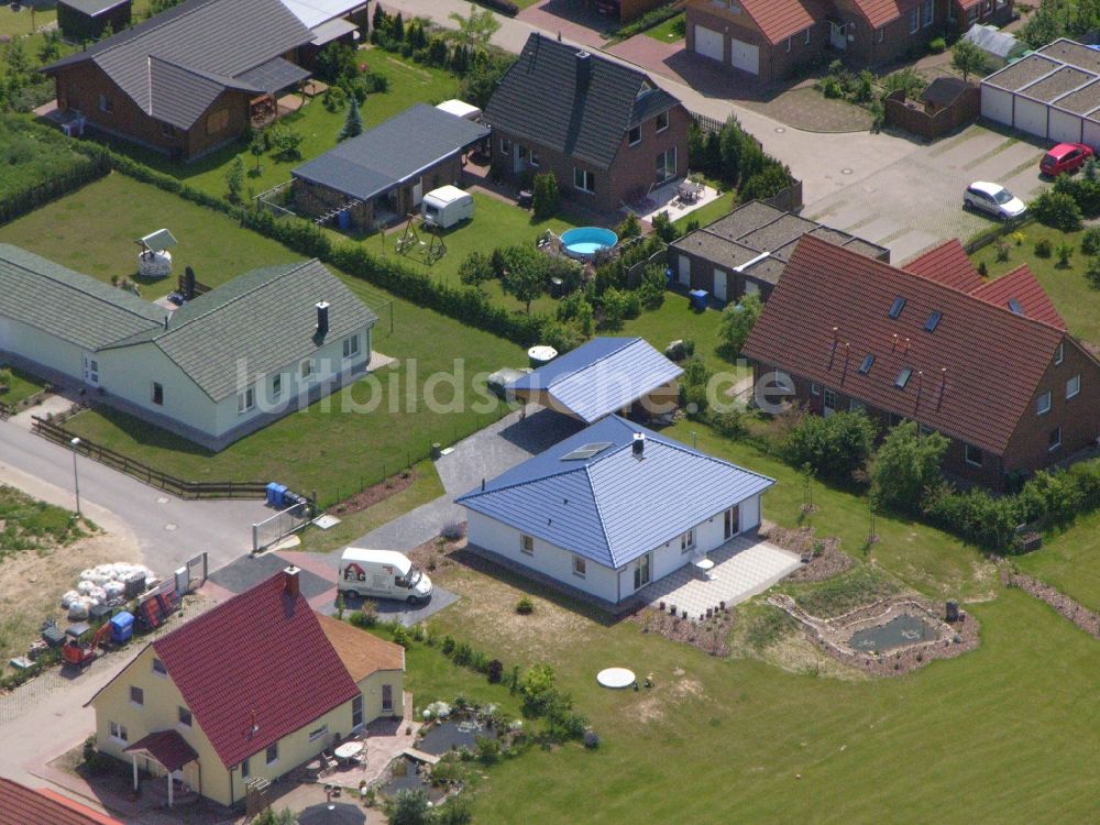 Burg Stargard aus der Vogelperspektive: Wohngebiet einer Einfamilienhaus- Siedlung im Ortsteil Quastenberg in Burg Stargard im Bundesland Mecklenburg-Vorpommern, Deutschland