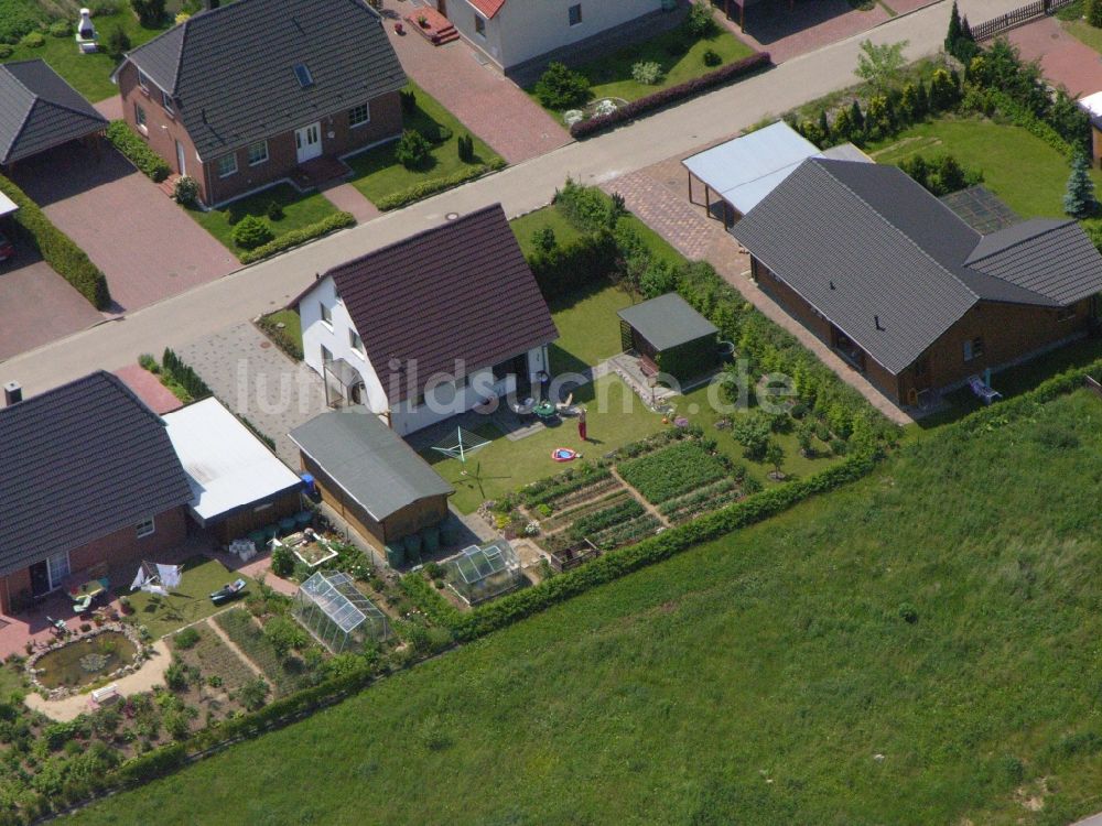 Burg Stargard aus der Vogelperspektive: Wohngebiet einer Einfamilienhaus- Siedlung im Ortsteil Quastenberg in Burg Stargard im Bundesland Mecklenburg-Vorpommern, Deutschland