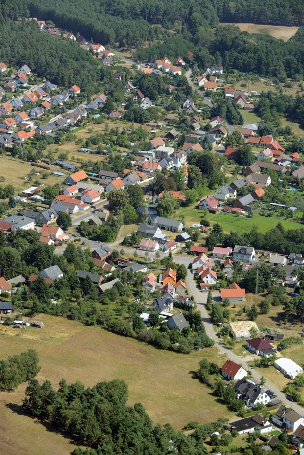 Siehdichum von oben - Wohngebiet einer Einfamilienhaus- Siedlung im Ortsteil Schernsdorf in Siehdichum im Bundesland Brandenburg