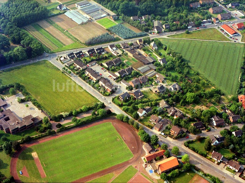 Krefeld aus der Vogelperspektive: Wohngebiet einer Einfamilienhaus- Siedlung im Ortsteil Traar in Krefeld im Bundesland Nordrhein-Westfalen