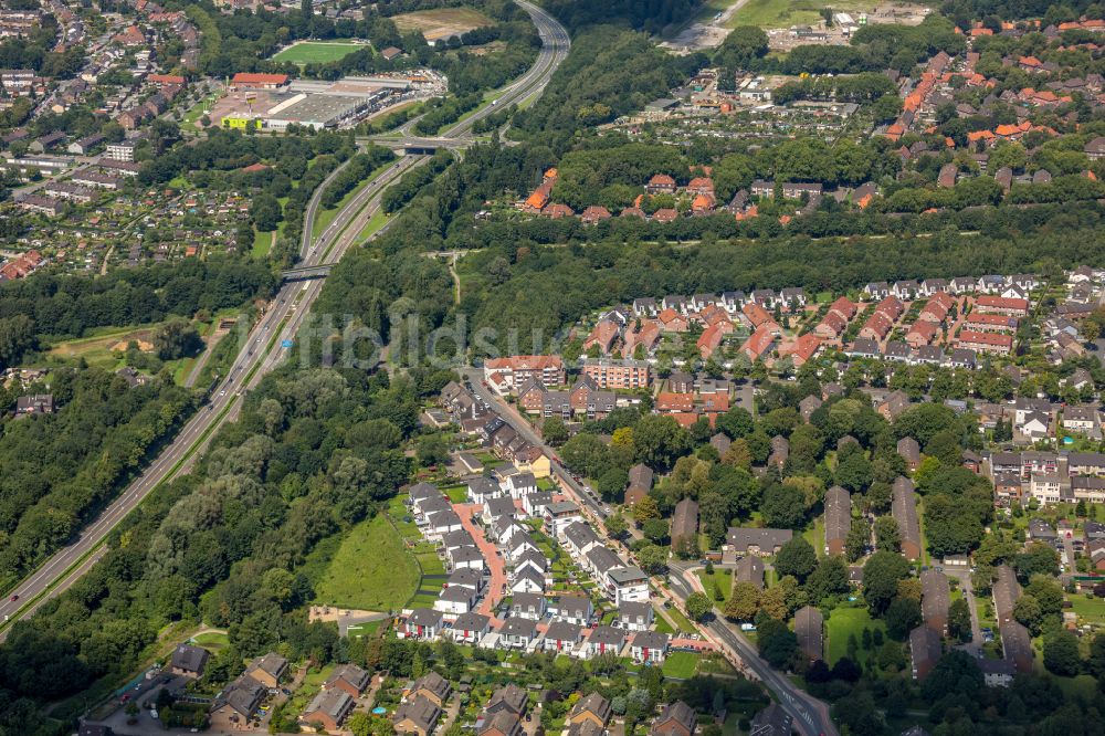 Duisburg von oben - Wohngebiet einer Einfamilienhaus- Siedlung im Ortsteil Wehofen in Duisburg im Bundesland Nordrhein-Westfalen, Deutschland