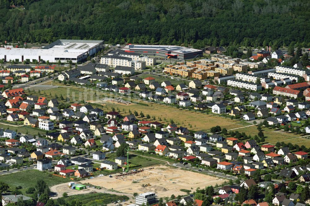 Berlin aus der Vogelperspektive: Wohngebiet einer Einfamilienhaus- Siedlung am Park Schmetterlingswiesen in Berlin, Deutschland