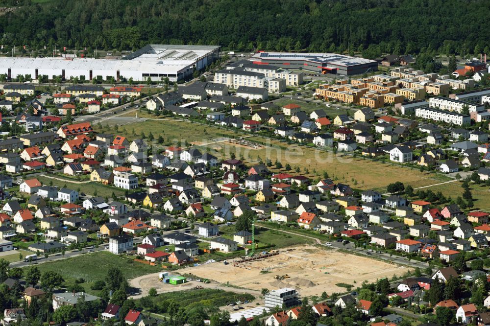 Luftbild Berlin - Wohngebiet einer Einfamilienhaus- Siedlung am Park Schmetterlingswiesen in Berlin, Deutschland