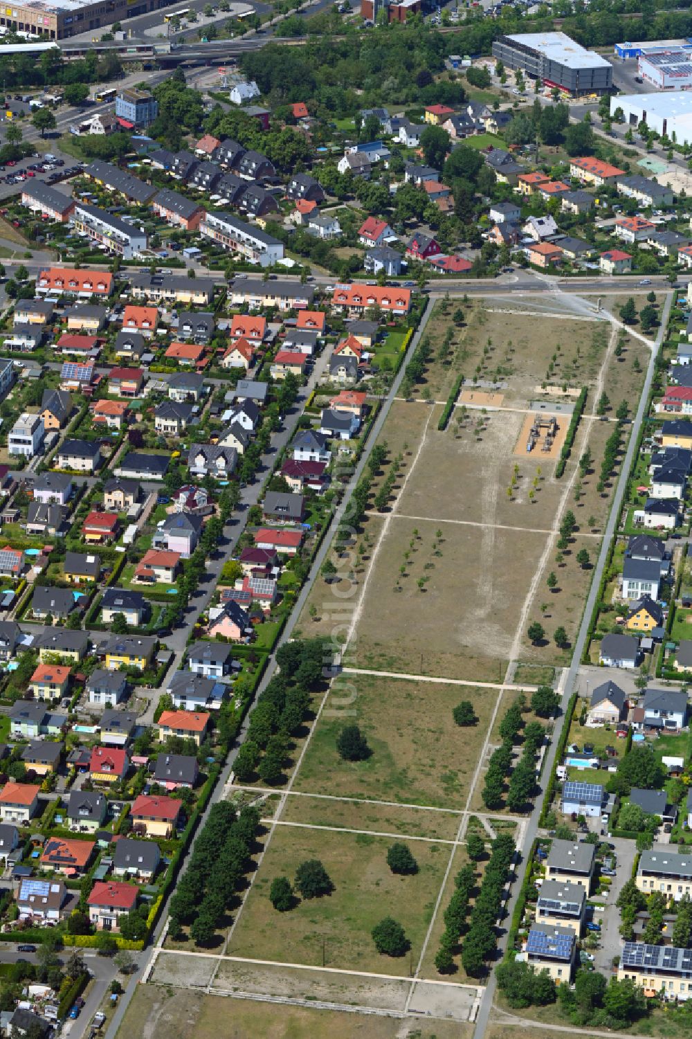 Berlin von oben - Wohngebiet einer Einfamilienhaus- Siedlung am Park Schmetterlingswiesen in Berlin, Deutschland