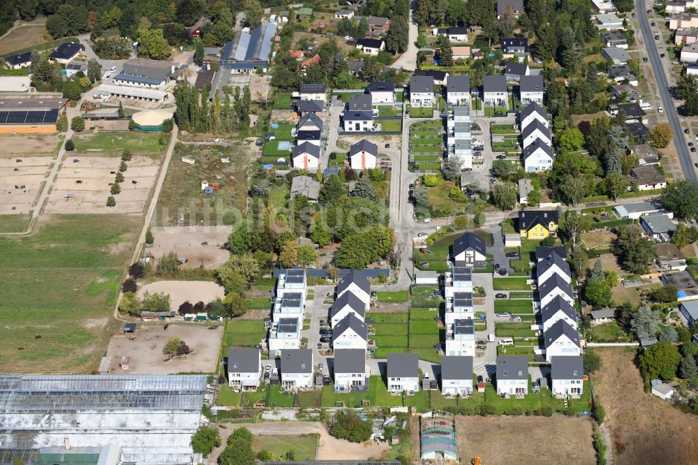 Berlin von oben - Wohngebiet einer Einfamilienhaus- Siedlung an der Pfauenkehre im Ortsteil Rudow in Berlin, Deutschland