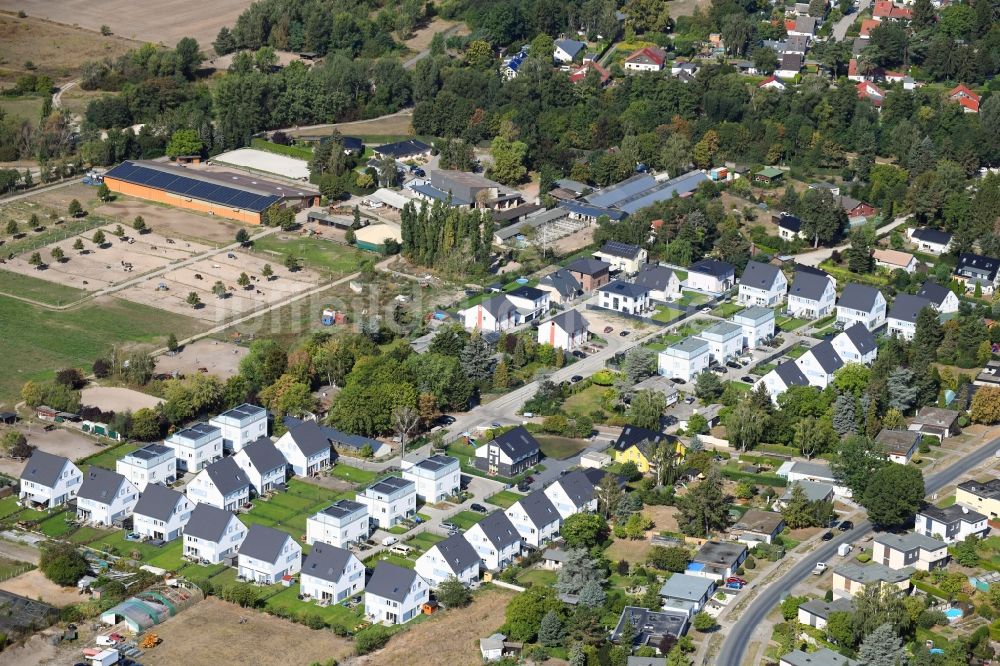 Luftbild Berlin - Wohngebiet einer Einfamilienhaus- Siedlung an der Pfauenkehre im Ortsteil Rudow in Berlin, Deutschland