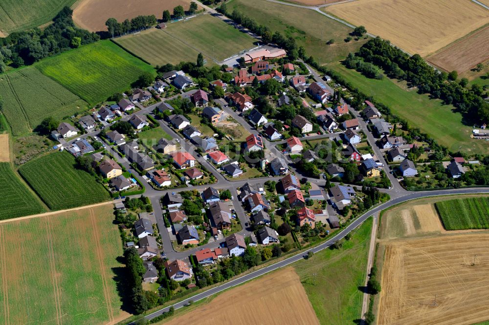 Burggrumbach von oben - Wohngebiet einer Einfamilienhaus- Siedlung am Rande von landwirtschaftlichen Feldern in Burggrumbach im Bundesland Bayern, Deutschland