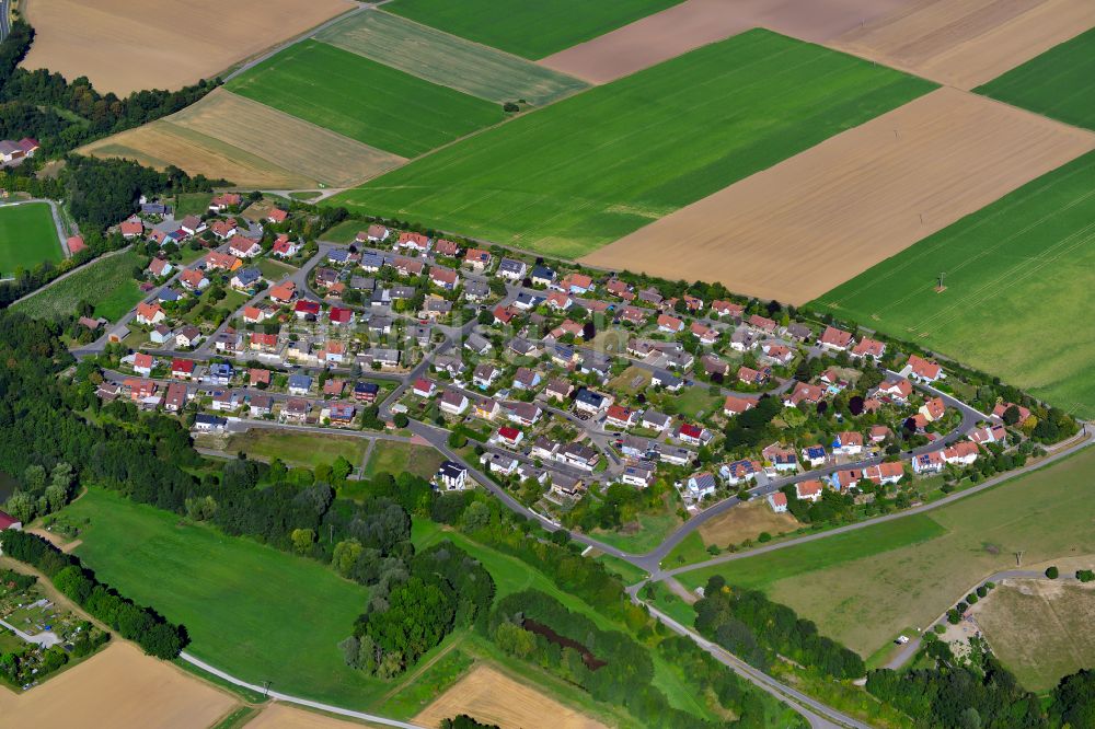 Gaukönigshofen von oben - Wohngebiet einer Einfamilienhaus- Siedlung am Rande von landwirtschaftlichen Feldern in Gaukönigshofen im Bundesland Bayern, Deutschland